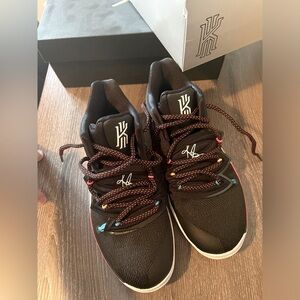 Kyrie 5 - Friends Edition